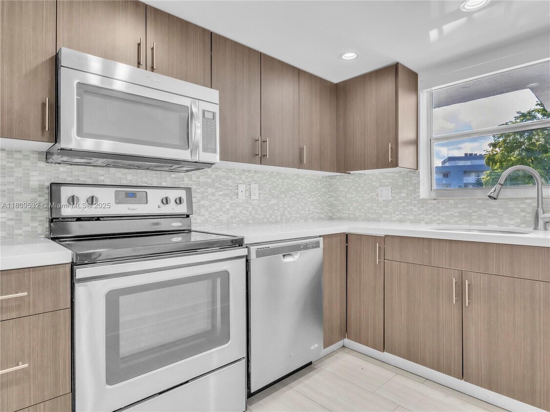 Primary Photo - 9373 Fontainebleau Blvd