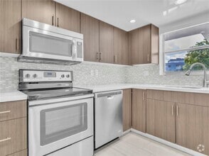 Building Photo - 9373 Fontainebleau Blvd