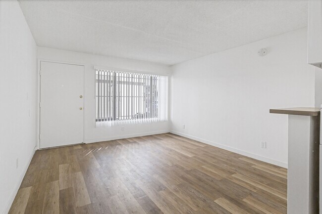 Foto del edificio - 12514 Culver Blvd