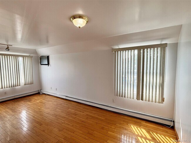 Foto del edificio - 177-45 Meadow Rd