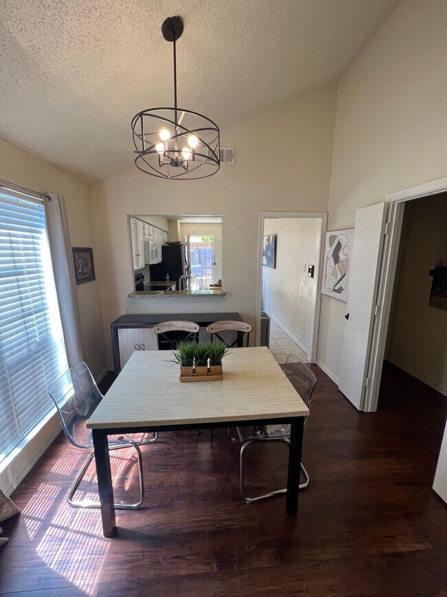 Foto del edificio - 3/2 Attached House in Wilshire Heights!