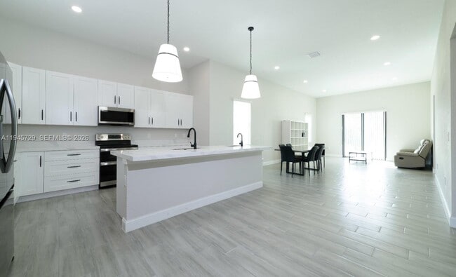 Building Photo - 4024 SW 52nd St