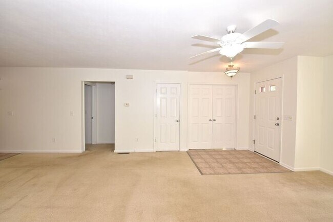 Building Photo - Mishawaka Villa near Shopping, schools, re...