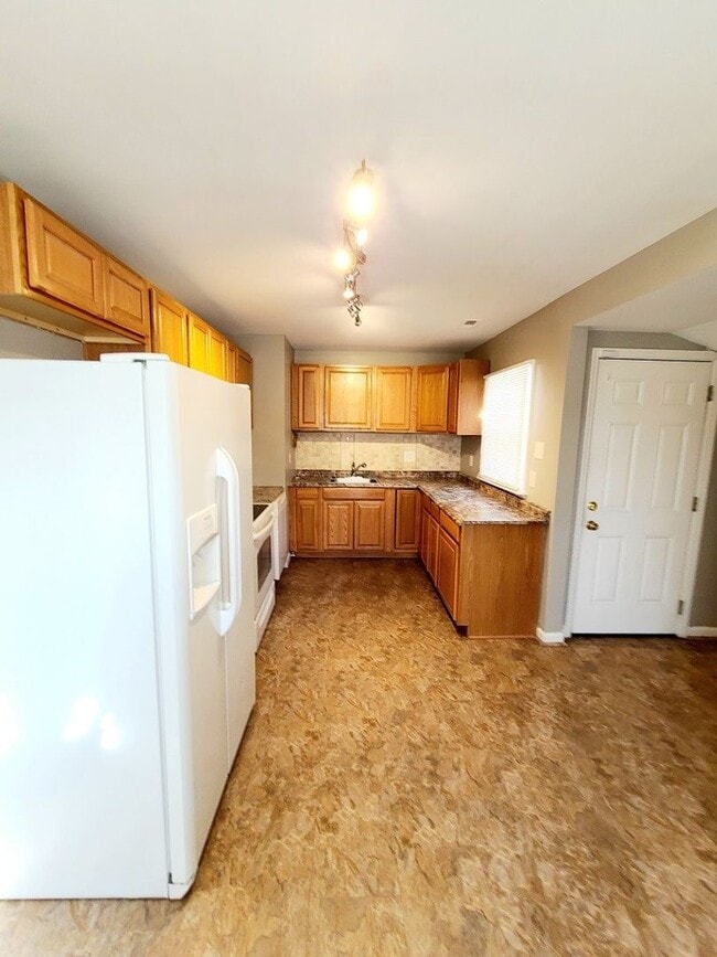 Building Photo - 100 Pine Grove Avenue, Hampton - Available...