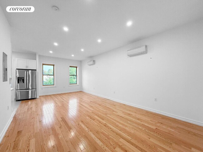 Foto del edificio - 65-50 Grand Ave