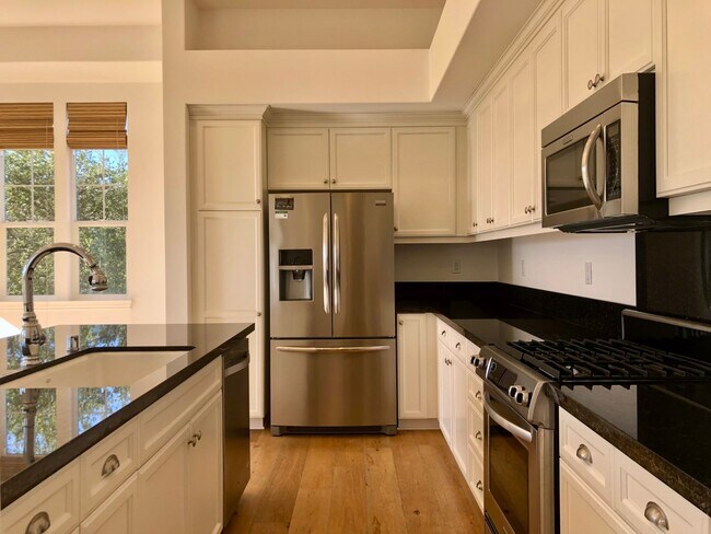 Foto del edificio - Luxurious and Light & Bright Unfurnished 2 Bedroom Home With Many Amenities