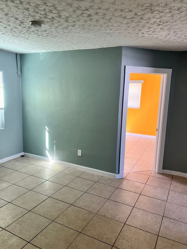 Building Photo - 2 BEDROOM, 1 BATH UNIT AVAILABLE- NEWLY RE...