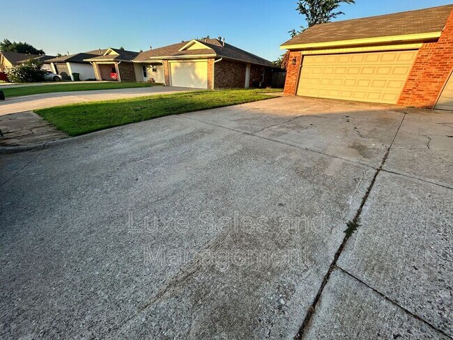Building Photo - 1307 Summerton Pl