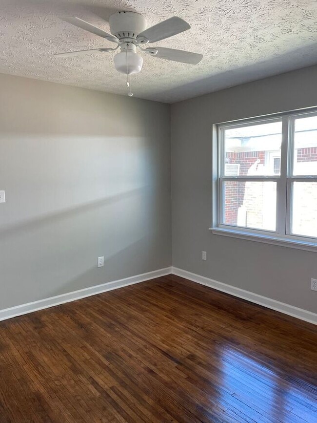 Building Photo - Completely renovated Apartment in Historic...