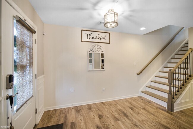 Building Photo - 3 br, 2.5 bath Townhome - 2908 Pinebrook Rd
