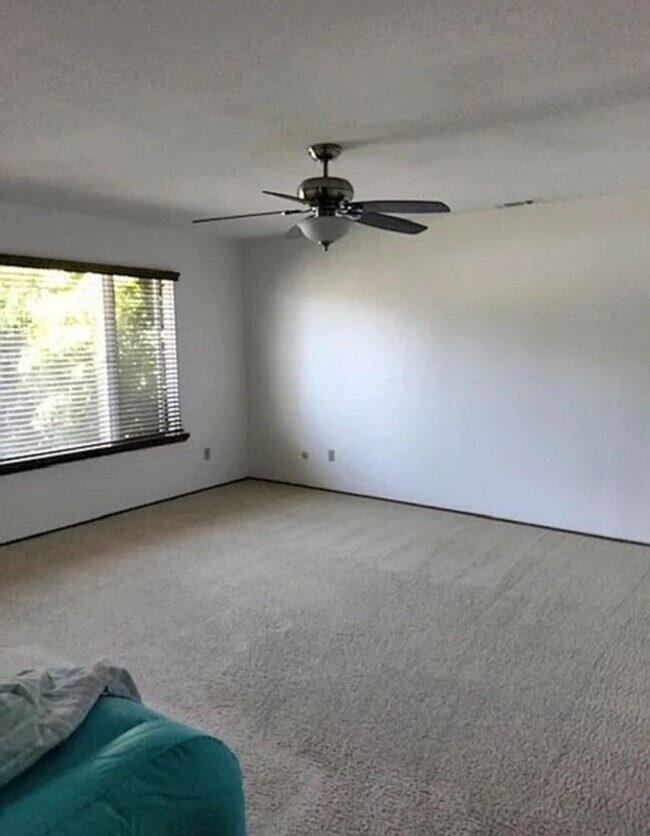 Foto del edificio - Charming 1 Bedroom/1.5 Bath Apartment With Loft