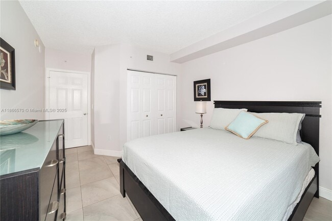 Foto del edificio - 17100 N Bay Rd
