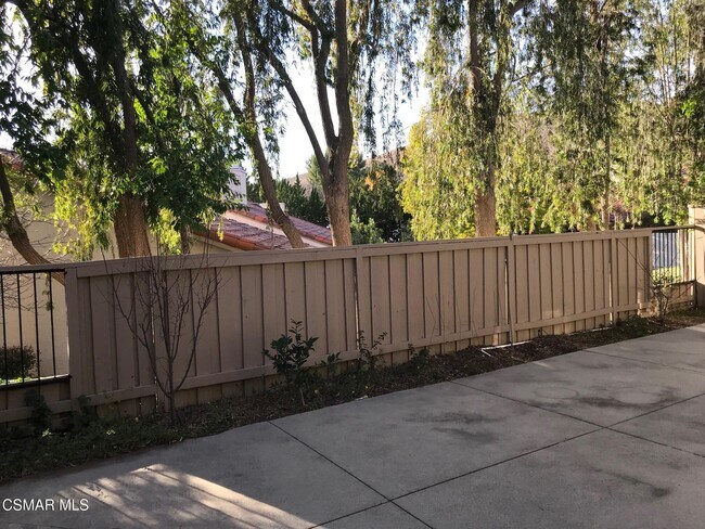Foto del edificio - 637 Arroyo Oaks Dr