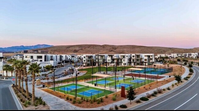 Building Photo - Amenities Galore! Desert Color 3 Bed townhome