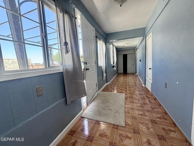 Building Photo - 14565 Hendrik Dr