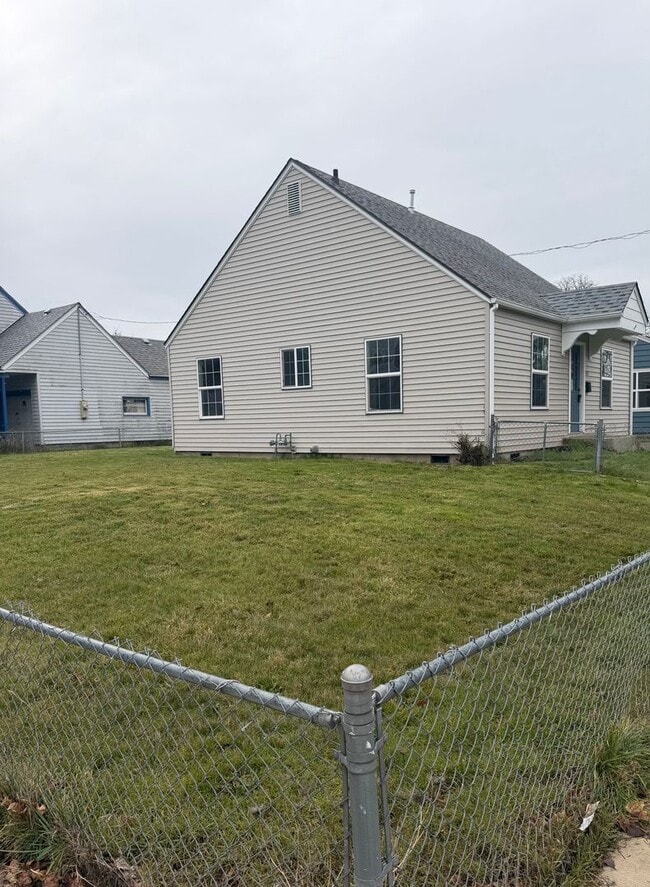 Building Photo - 260 E Sherman St