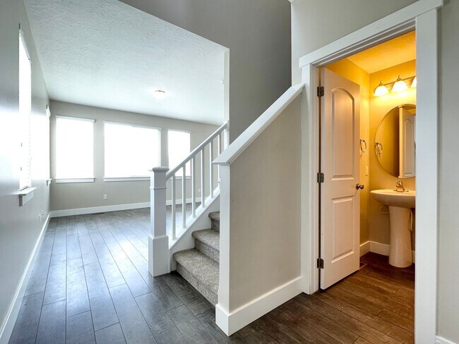 Building Photo - Darling Townhome at Thanksgiving Meadows!
