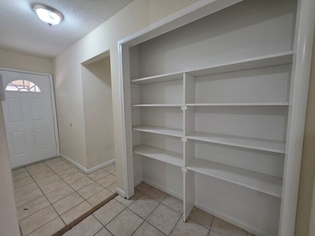 Foto del edificio - 5BR/2BA home with large family room