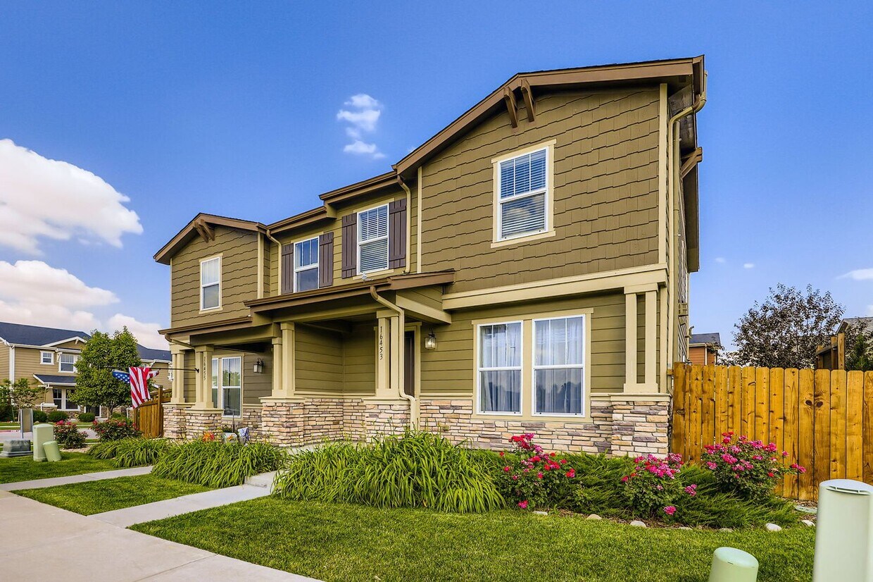 Foto principal - Vibrant 3 Bed 2 1/2 half bath townhouse in...