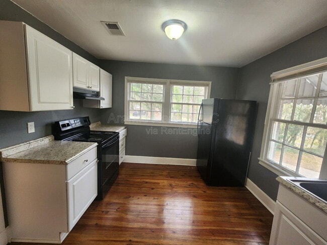 Building Photo - 802 N Park St