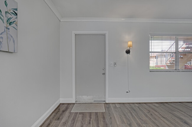 Building Photo - 611 Saxony Ln
