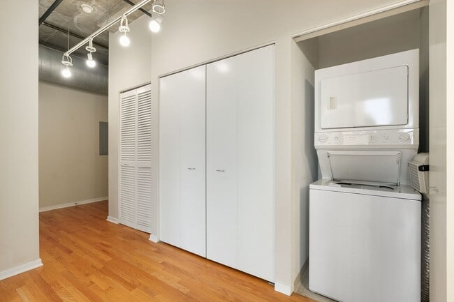 Foto del edificio - 933 W Van Buren St