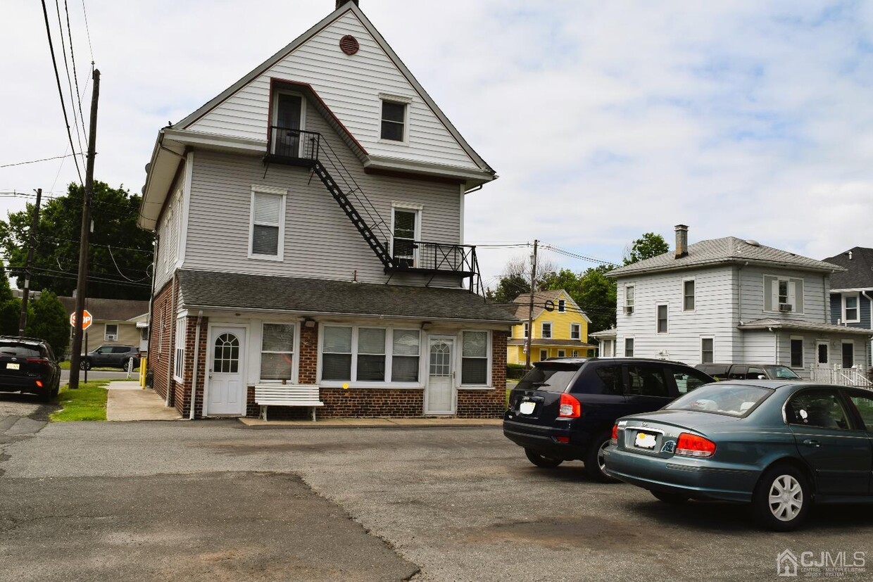 Foto del edificio - 73 Woodbridge Ave