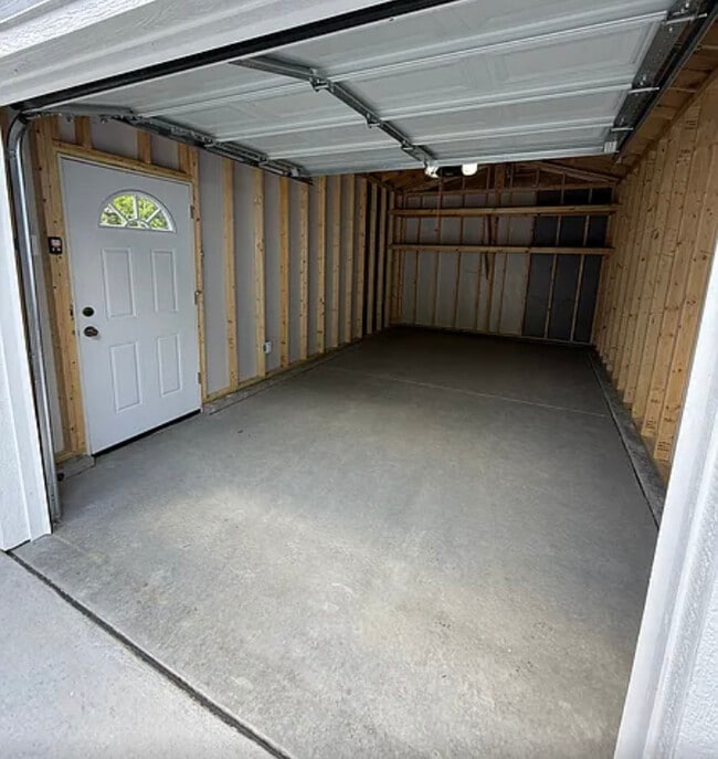 Building Photo - 9677 Cedarhurst Dr