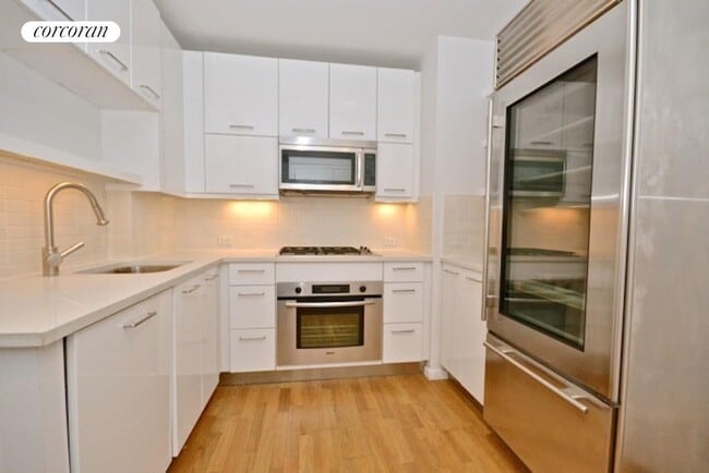 Building Photo - 635 W 42nd St