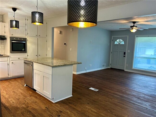 Foto del edificio - 667 Tara Cir SE