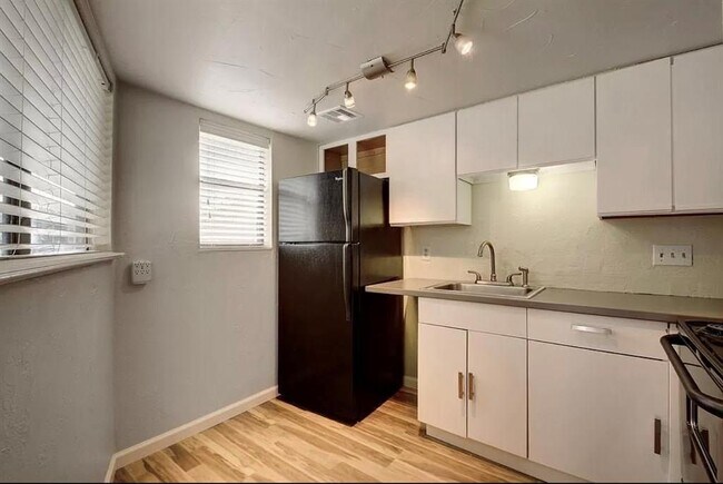 Foto del edificio - 2500 Burleson Rd