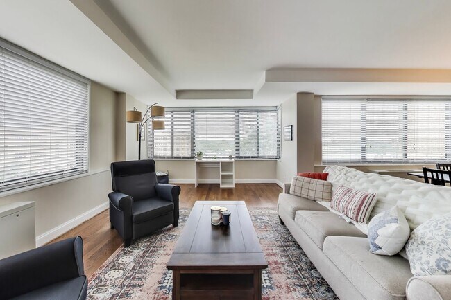 Building Photo - Stunning 2 bed, 2 bath corner unit in secu...