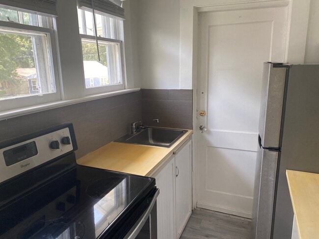 Kitchen - 2301 N Jefferson St Apartments