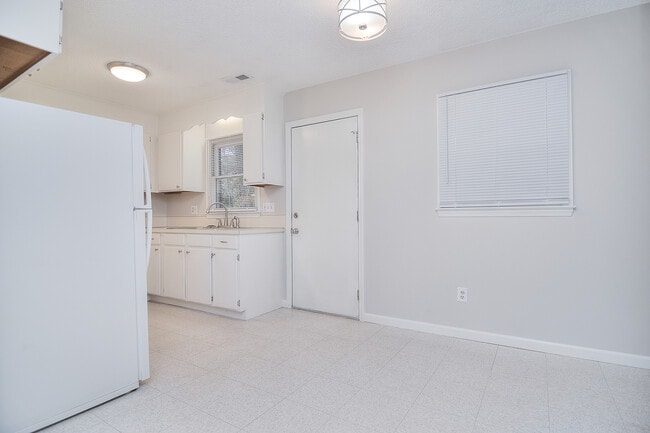 Building Photo - 345 Sunny Hill Dr