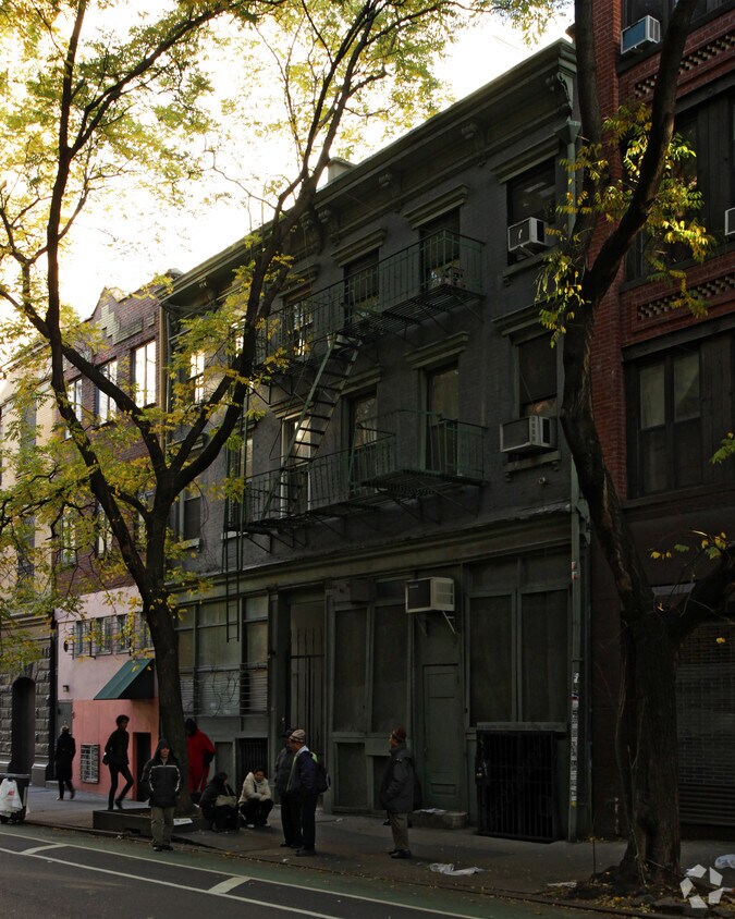 Building Photo - 21-23 Bleecker St
