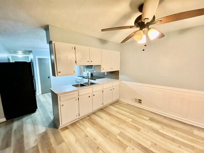 Foto del edificio - 5696 Pleasant St