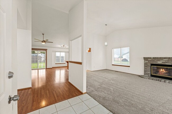 Building Photo - Beautiful 3-Bedroom, 2-Bath Home on a Corner Lot in Spanaway