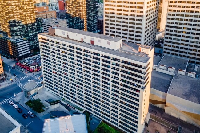 Photo du bâtiment - Yonge Eglinton Apartments — Orchard View