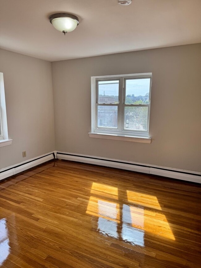 Building Photo - Sun drenched 2 bed 1 bath in vibrant Allston