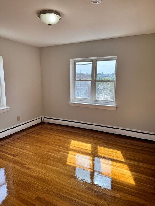 Foto del edificio - Sun drenched 2 bed 1 bath in vibrant Allston