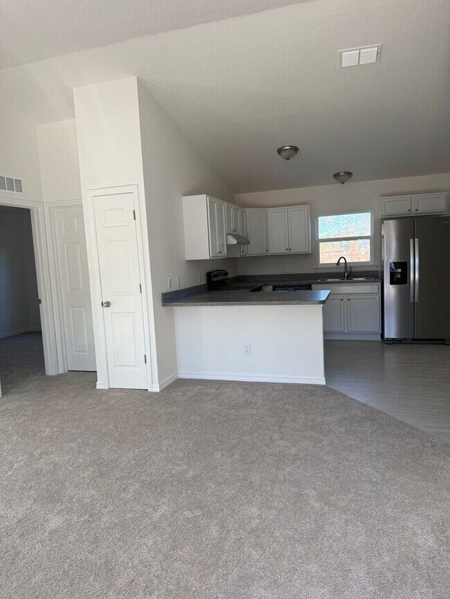 Foto del edificio - 24449 Falcon Ave