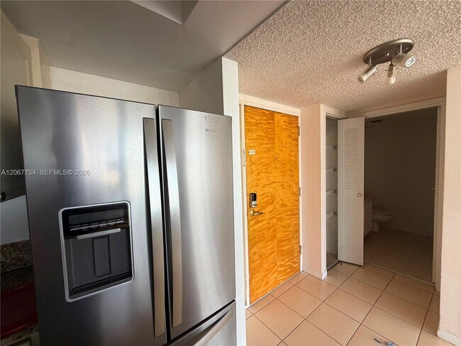 Foto del edificio - 7601 E Treasure Dr