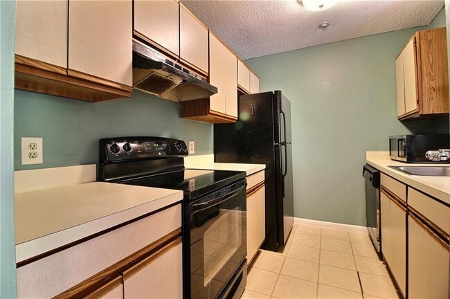 Building Photo - 9 Apache Dr