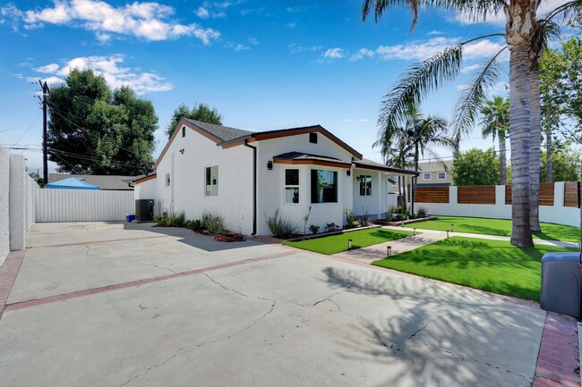 Building Photo - STUNNING 3BR + 2BR HOUSE IN SYLMAR AVALABL...