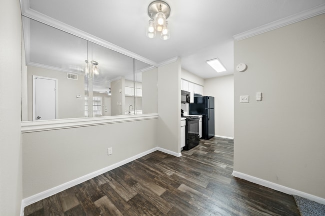 Building Photo - Ellis at Champions