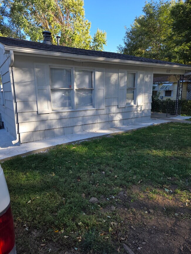 Building Photo - 617 S Lake Dr