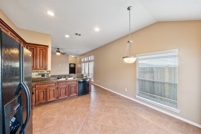 Building Photo - 9307 Sunlit Park Dr