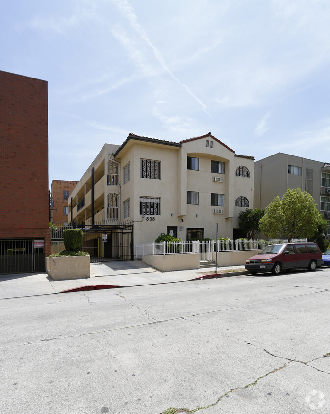 Foto principal - 838 S Gramercy Dr