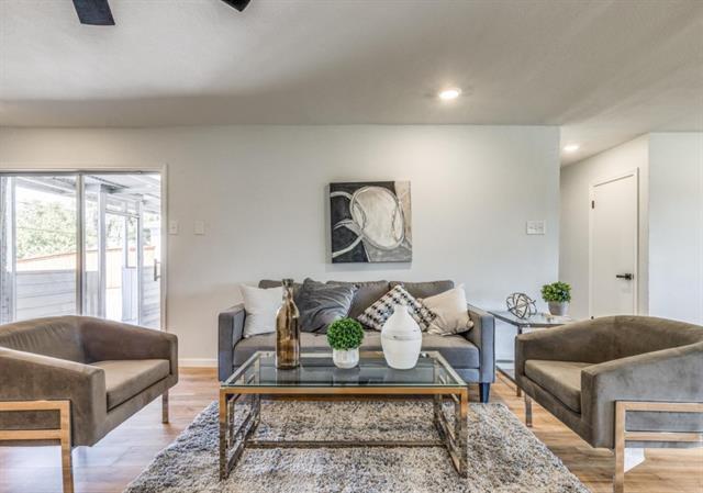 Foto del edificio - 8011 Woodhue Rd