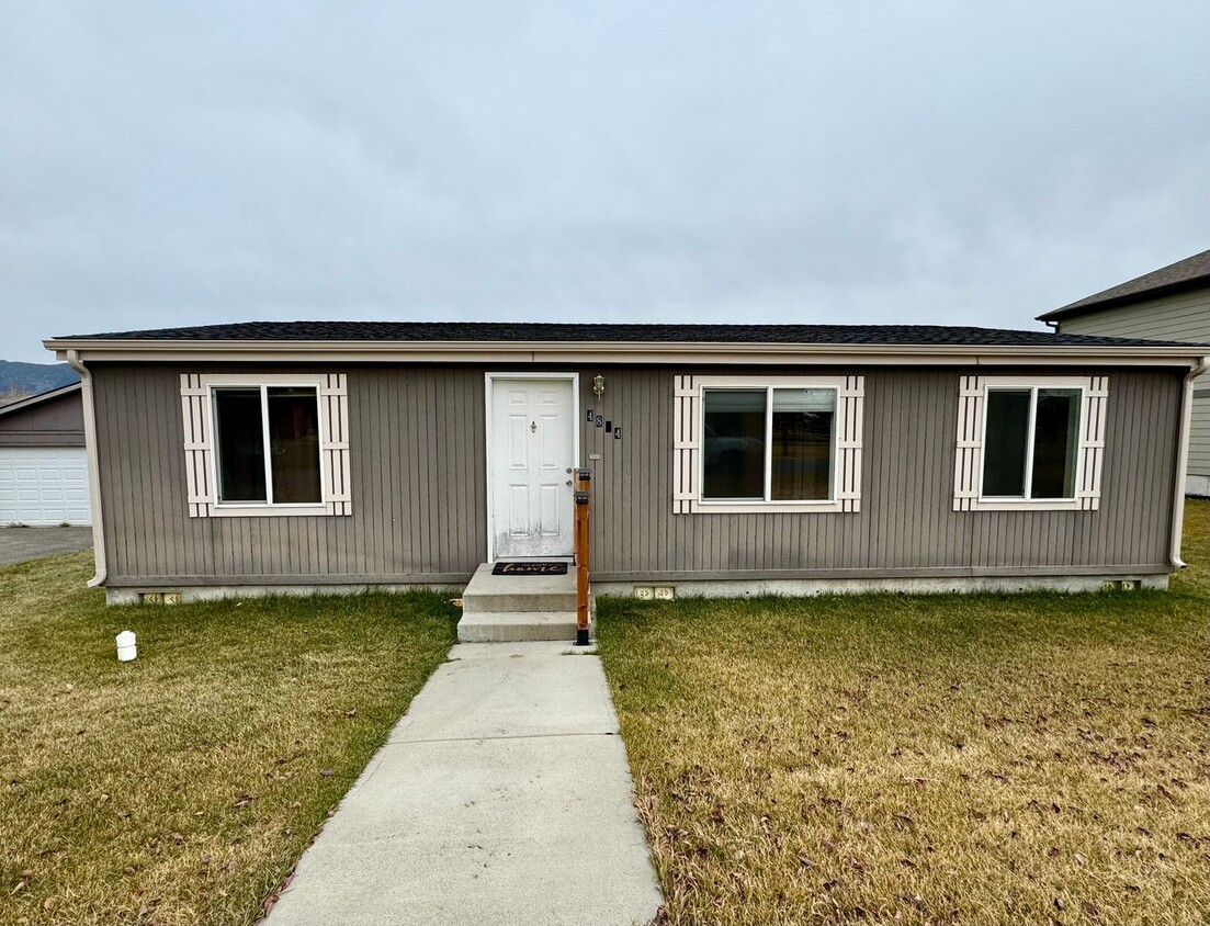 Primary Photo - 3 Bed 2 Bath Home on the flats and close t...